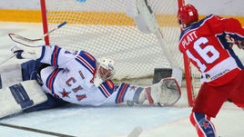 24 марта. Москва. ЦСКА - СКА - 3:2. Автор дубля Джефф ПЛЭТТ (спиной) бросает по воротам гостей.