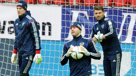 Если Игорь АКИНФЕЕВ будет здоров, то на Euro в воротах сыграет именно он. А вот поедут ли туда Артем РЕБРОВ (слева) и Юрий ЛОДЫГИН (справа), пока вопрос.