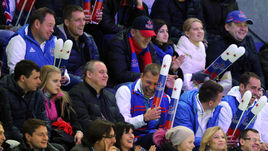 Четверг. Москва. ЦСКА - СКА - 3:2. Сборная России посетила игру почти в полном составе, все сидели в разных местах арены. Нижний ряд (справа налево) - Роман ШИРОКОВ, Александр ГОЛОВИН, Василий БЕРЕЗУЦКИЙ. Верхний ряд (крайние слева) - Леонид СЛУЦКИЙ и его ассистент в ЦСКА Виктор ГОНЧАРЕНКО.