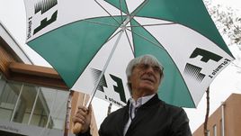 С помощью своих новшеств Берни ЭККЛСТОУН надеется защититься от финансовых неурядиц, словно зонтиком - от непогоды.