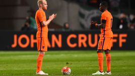 Вчера. Амстердам. Голландия - Франция - 2:3. Квинси ПРОМЕС (справа) и Данни КЛАССЕН отдают дань памяти Йохана Кройфа.