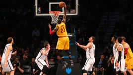 Леброн ДЖЕЙМС (№23) набирает два очка.