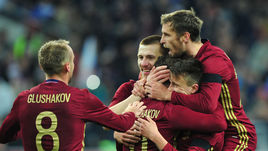 Суббота. Москва. Тушино. Россия - Литва - 3:0. 61-я минута. Только что Александр ГОЛОВИН удвоил счет.