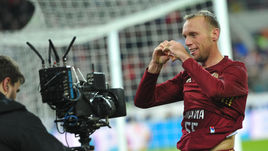 Суббота. Москва. Россия – Литва – 3:0. 72-я минута. Денис ГЛУШАКОВ дарит гол маме на 55-летие.