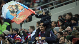 Суббота. Москва. Тушино. Россия - Литва - 3:0. Юные болельщики на трибунах.