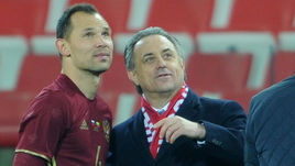 Суббота. Москва. Тушино. Россия - Литва - 3:0. Виталий МУТКО и рекордсмен сборной по числу матчей Сергей ИГНАШЕВИЧ.