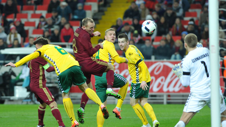 Денис ГЛУШАКОВ проводит третий гол в ворота Литвы. Фото Алексей ИВАНОВ, "СЭ" Денис ГЛУШАКОВ проводит третий гол в ворота Литвы. Фото Алексей ИВАНОВ, "СЭ"