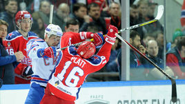 Нападающий СКА Вадим ШИПАЧЕВ и форвард ЦСКА Джефф ПЛЭТТ.