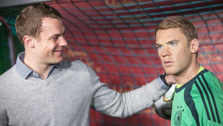 Мануэль НОЙЕР и его восковая фигура. Фото REUTERS Мануэль НОЙЕР и его восковая фигура. Фото REUTERS