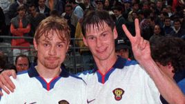 5 июня 1999. Париж. Франция - Россия - 2:3. Валерий КАРПИН и Егор ТИТОВ.