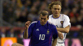 Валерий КАРПИН (справа) - автор победного гола в матче с Францией в 1999-м.