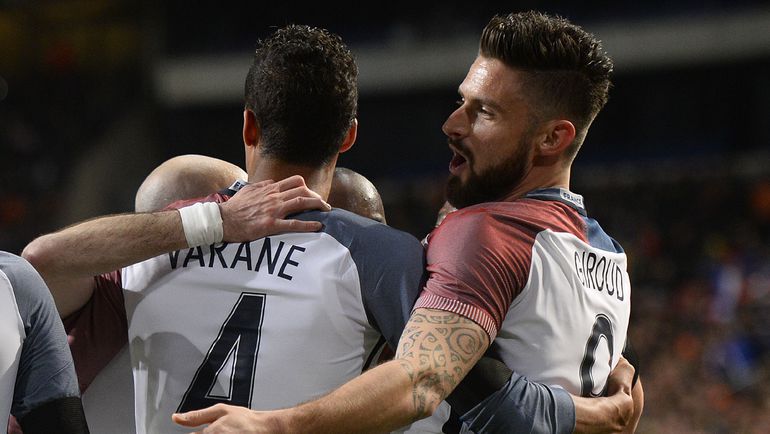 Пятница. Амстердам. Голландия - Франция - 2:3. Рафаэль ВАРАН и Оливье ЖИРУ. Фото AFP Пятница. Амстердам. Голландия - Франция - 2:3. Рафаэль ВАРАН и Оливье ЖИРУ. Фото AFP