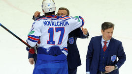 Обладатели Кубка Гагарина-2015 Вячеслав БЫКОВ (справа), Илья КОВАЛЬЧУК (№17) и Игорь ЗАХАРКИН.