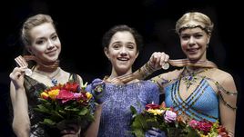 Российские звездочки, лучшие в Европе фигуристки Евгения МЕДВЕДЕВА (в центре), Елена РАДИОНОВА (слева) и Анна ПОГОРИЛАЯ.