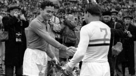 28 сентября 1958 года. Москва. Лужники. СССР – Венгрия – 3:1. Перед матчем капитаны Никита СИМОНЯН (слева) и Йожеф БОЖИК обмениваются приветствиями. Через несколько секунд Никита Павлович выведет первый Кубок Европы на орбиту.