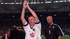 6 июня 1999 года. Париж. Франция - Россия - 2:3. Автор дубля Александр ПАНОВ и голкипер действующих чемпионов мира Фабьен БАРТЕЗ.