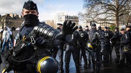 Парижские полицейские готовятся к Euro-2016 через матч Франции и России.