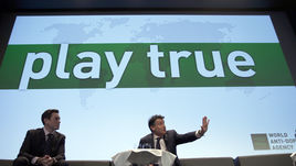 Официальный представитель ВАДА Бен НИКОЛС (слева) и глава ИААФ Себастьян КОУ.