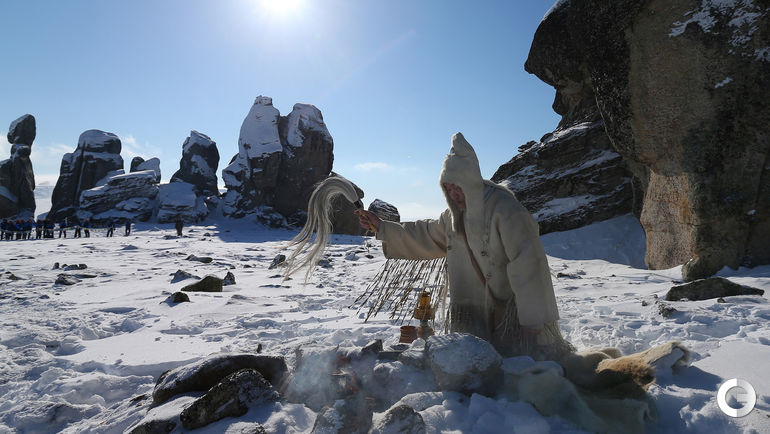 На священной горе Кисилях шаман зажег огонь игр "Дети Азии" 2016 года