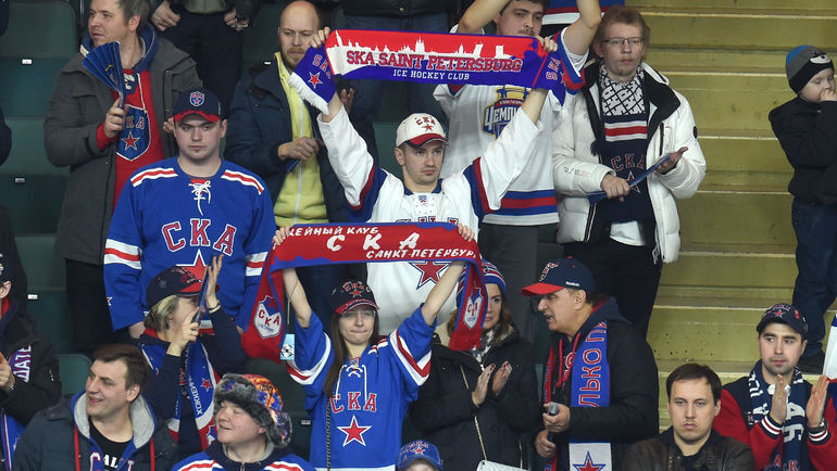 Болельщики СКА благодарят команду за сезон. Фото Владимир БЕЗЗУБОВ, photo.khl.ru Болельщики СКА благодарят команду за сезон. Фото Владимир БЕЗЗУБОВ, photo.khl.ru