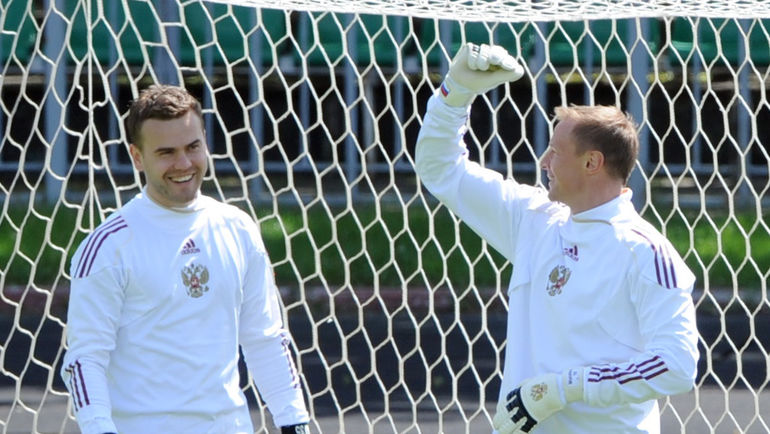 Май 2012 года. Москва. Вратари сборной России Вячеслав МАЛАФЕЕВ и Игорь АКИНФЕЕВ перед Euro-2012. Фото Татьяна ДОРОГУТИНА Май 2012 года. Москва. Вратари сборной России Вячеслав МАЛАФЕЕВ и Игорь АКИНФЕЕВ перед Euro-2012. Фото Татьяна ДОРОГУТИНА