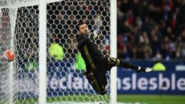 Вторник. Сен-Дени. 64-я минута. Франция - Россия - 4:2. В ворота Юрия ЛОДЫГИНА влетает третий мяч французов.