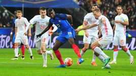 Вторник. Сен-Дени. Франция - Россия - 4:2. Александр ГОЛОВИН (№24), Алан ДЗАГОЕВ (№10) и Василий БЕРЕЗУЦКИЙ против Поля ПОГБА.