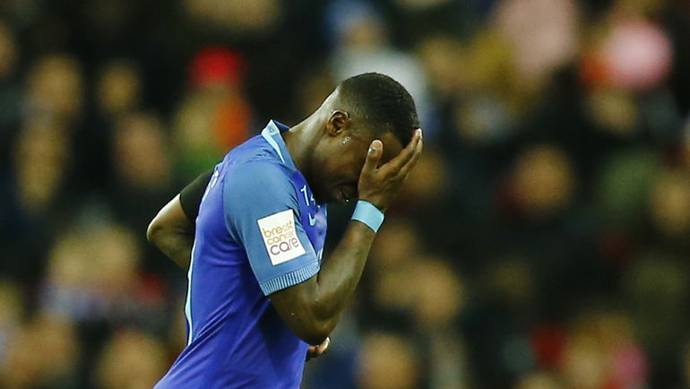 Вторник. Лондон. Англия - Голландия - 1:2. Травмированный Квинси ПРОМЕС покидает поле. Фото REUTERS Вторник. Лондон. Англия - Голландия - 1:2. Травмированный Квинси ПРОМЕС покидает поле. Фото REUTERS