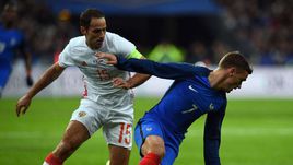 Вторник. Сен-Дени. Франция - Россия - 4:2. Капитан сборной России Роман ШИРОКОВ и нападающий Франции Антуан ГРИЗМАНН.