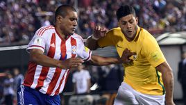 Вторник. Асунсьон. Парагвай - Бразилия - 2:2. Защитник сборной Парагвая Пауло ДА СИЛВА и нападающий Бразилии ХАЛК.