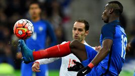 Вторник. Сен-Дени. Франция - Россия - 4:2. Капитан сборной России Роман ШИРОКОВ и полузащитник Франции Поль ПОГБА.