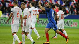 29 марта. Париж. Франция - Россия - 4:2. Андре-Пьер ЖИНЬЯК (№9) празднует гол в ворота россиян.