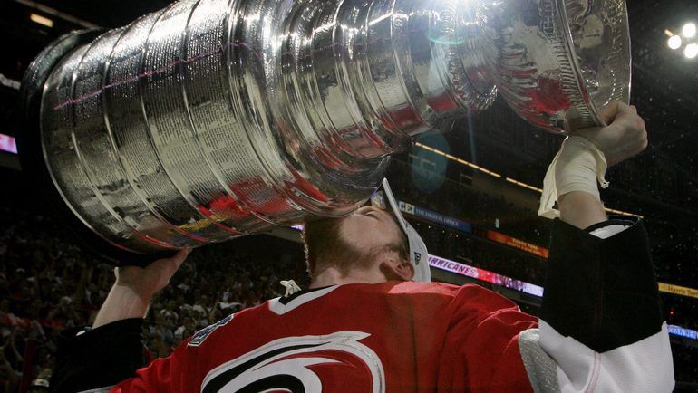 2006 год. Эрик СТААЛ с кубком Стэнли. Фото REUTERS 2006 год. Эрик СТААЛ с кубком Стэнли. Фото REUTERS