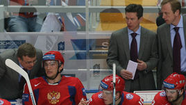 27 апреля 2007 года. Москва. Россия - Дания - 9:1. Тренер хозяев Игорь ЗАХАРКИН под присмотром своего шефа Вячеслава БЫКОВА и его помощника Сергея НЕМЧИНОВА дает указания Александру ОВЕЧКИНУ в стартовом матче ЧМ.