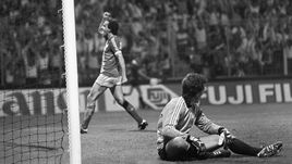 19 июня 1984 года. Сент-Этьен. Франция – Югославия – 3:2. Мишель ПЛАТИНИ забивает очередной гол в ворота югославского вратаря Зорана СИМОВИЧА.