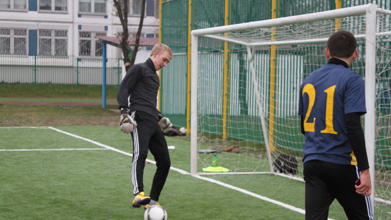 В Москве весна и поэтому количество желающих погонять мяч растет. В Москве весна и поэтому количество желающих погонять мяч растет.
