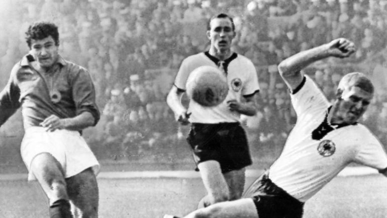 С мячом Милан ГАЛИЧ (слева). С мячом Милан ГАЛИЧ (слева).