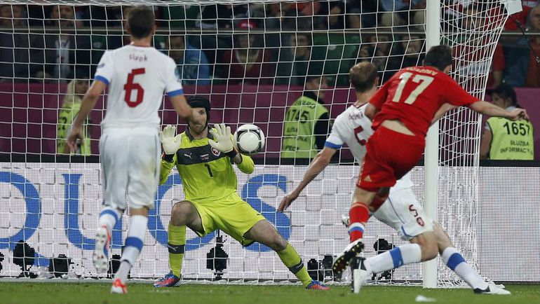8 июня 2012 года. Вроцлав. Россия - Чехия - 4:1. Алан ДЗАГОЕВ (№17) забивает гол в ворота чешской команды. Фото REUTERS 8 июня 2012 года. Вроцлав. Россия - Чехия - 4:1. Алан ДЗАГОЕВ (№17) забивает гол в ворота чешской команды. Фото REUTERS