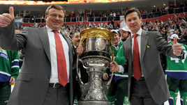 Вряд ли Игорь ЗАХАРКИН откажется опять работать в паре с Вячеславом БЫКОВЫМ. Возможно, звездный тандем вновь смог бы привезти в Уфу Кубок Гагарина.