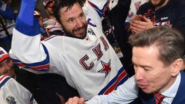 Капитан Илья КОВАЛЬЧУК в чемпионской раздевалке СКА Вячеслава БЫКОВА.