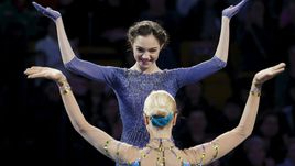 Суббота. Бостон. Евгения МЕДВЕДЕВА и Анна ПОГОРИЛАЯ шутят во время церемонии награждения медалями чемпионата мира.