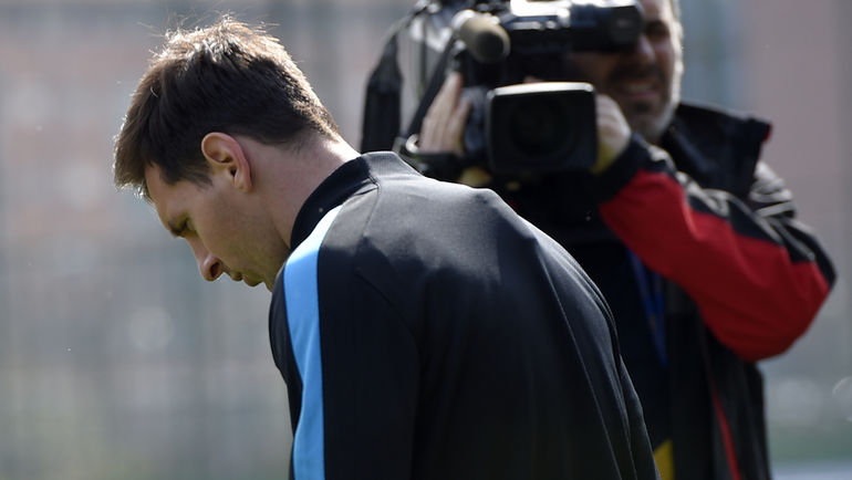 Вчера. Барселона. Лионель МЕССИ на тренировке сине-гранатовых. Фото REUTERS Вчера. Барселона. Лионель МЕССИ на тренировке сине-гранатовых. Фото REUTERS