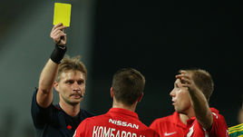 Сергей ЛАПОЧКИН получил желтую карточку.