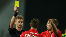 Сергей ЛАПОЧКИН получил желтую карточку.