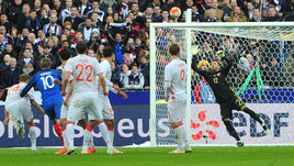 29 марта. Париж. Франция – Россия – 4:2. Юрий ЛОДЫГИН не дотягивается до мяча.