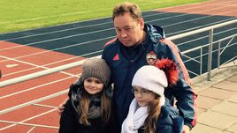 Сегодня. Москва. Леонид СЛУЦКИЙ и юные болельщицы.