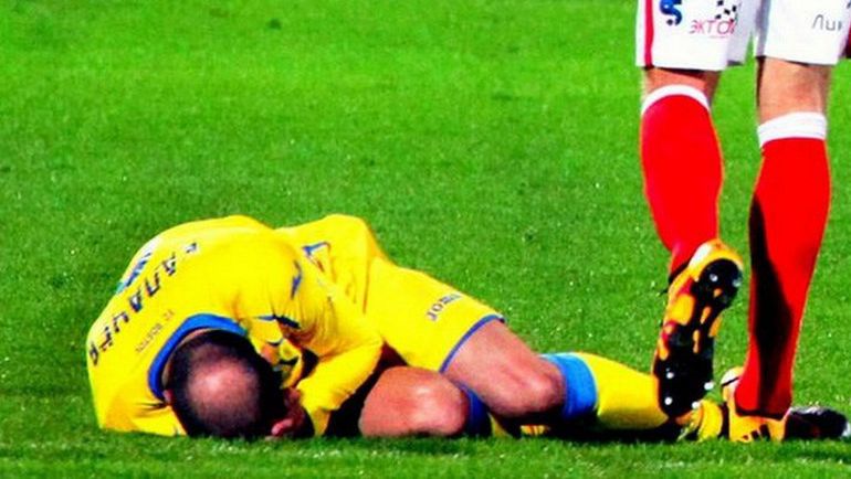 После удаления спаратковец наступил на ногу лежащего после фола Тимофея КАЛАЧЕВА. Фото vk.com/fcrnews После удаления спаратковец наступил на ногу лежащего после фола Тимофея КАЛАЧЕВА. Фото vk.com/fcrnews