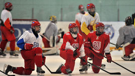 Игроки юниорской сборной на тренировке.