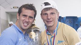 Александр КЕРЖАКОВ и Андрей АРШАВИН с чемпионским кубком РФПЛ.