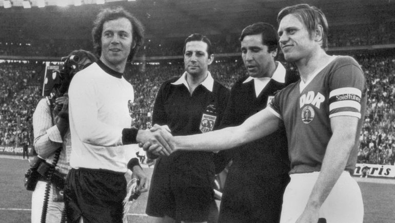 22 июня 1974. ФРГ - ГДР - 0:1. Франц БЕККЕНБАУЭР (слева). Фото AFP 22 июня 1974. ФРГ - ГДР - 0:1. Франц БЕККЕНБАУЭР (слева). Фото AFP